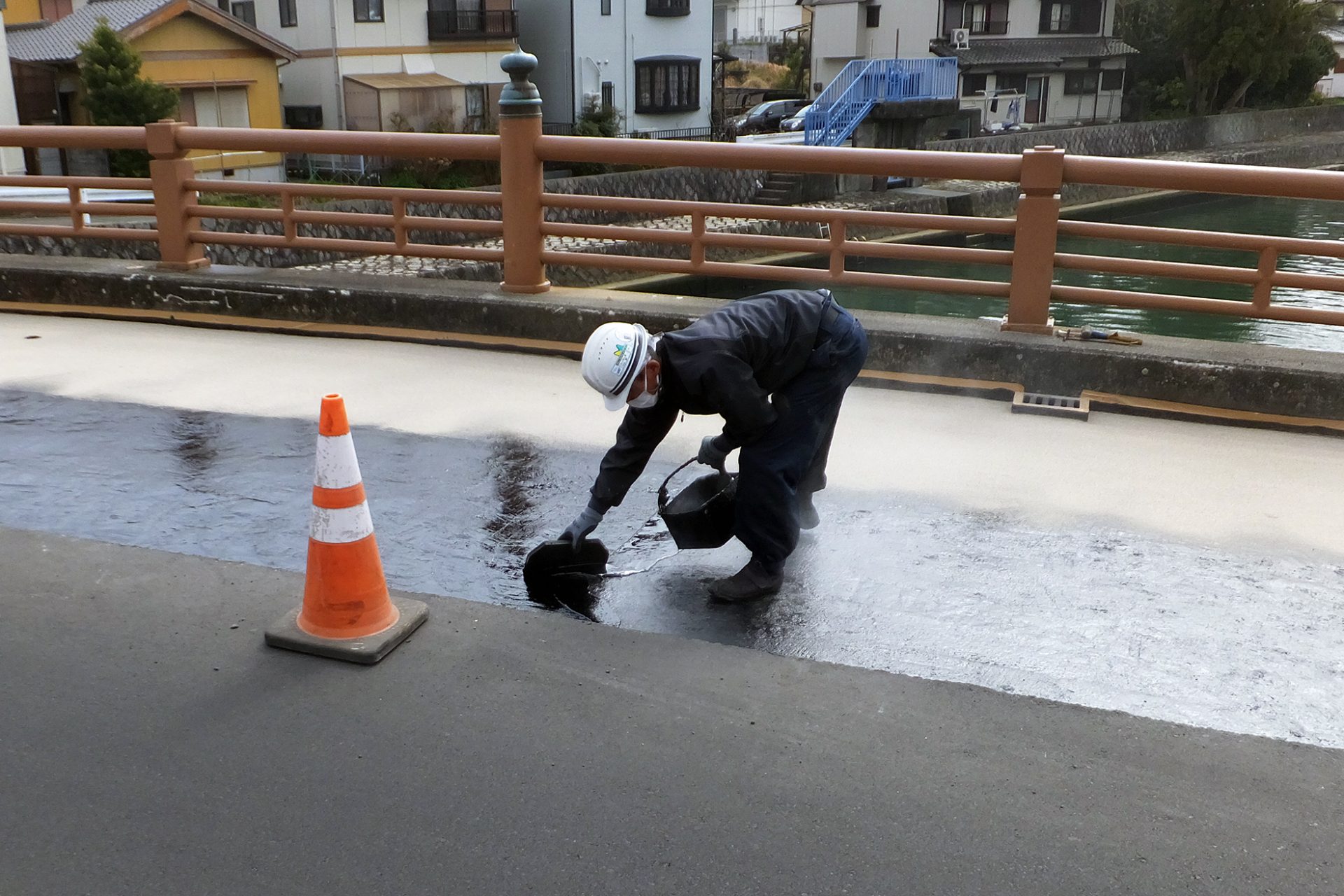 舗装にしみ込んだ雨水が橋梁本体へ届くのを防ぐ工事です。
